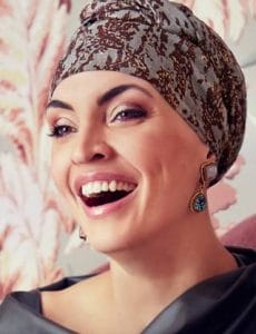 modèle femme portant un turban illustrant les produits que nous proposons dans notre boutique.